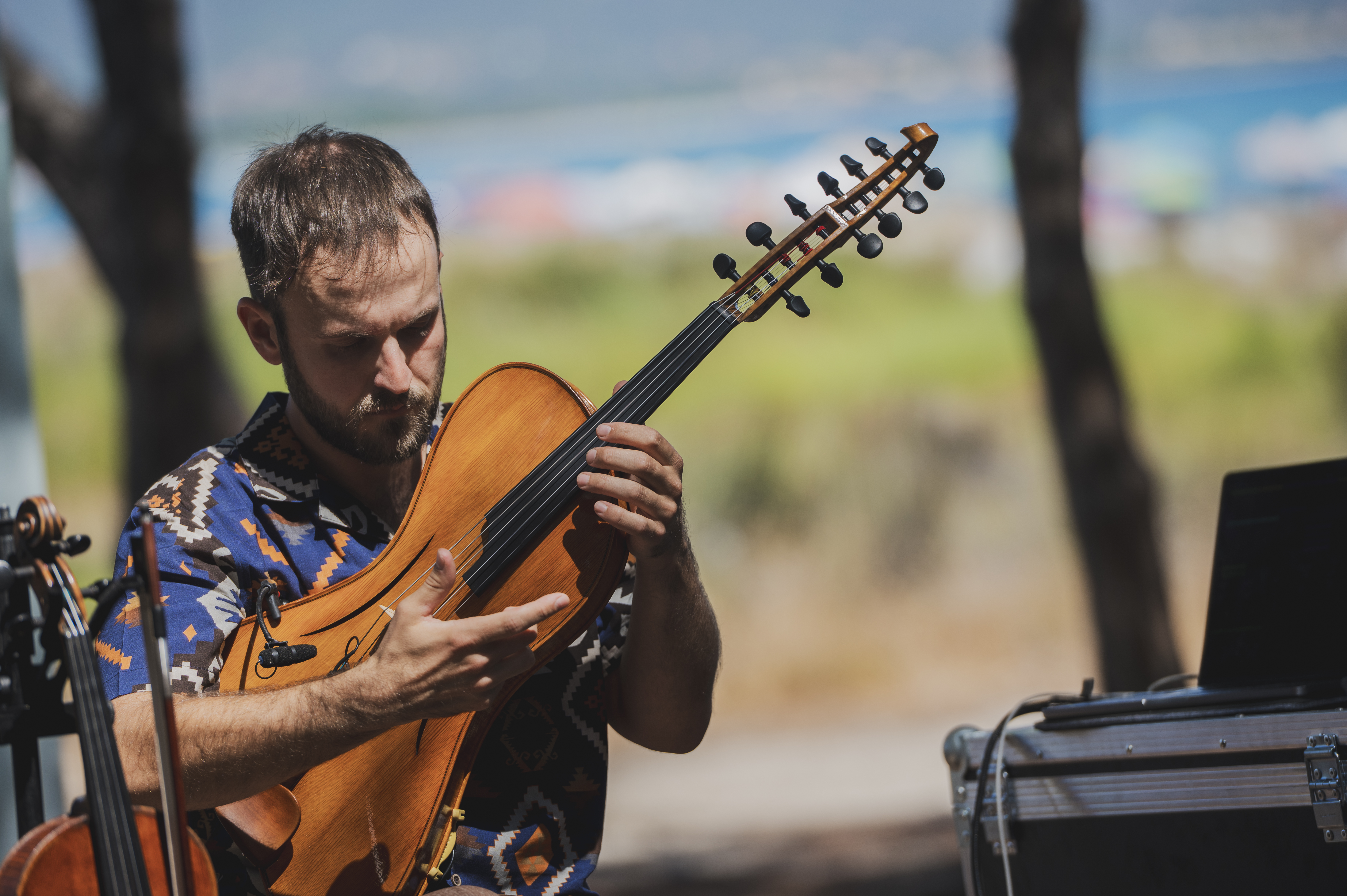 Playing guitar at Time in Jazz